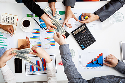 Picture of businessmen's hands on white table with documents and drafts Web Empresarios Manos En Mesa Blanca Con Documentos Y Borradores